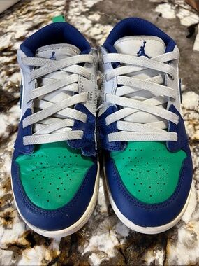 Jordan Kids Low-Top Sneakers in Green, Navy & White